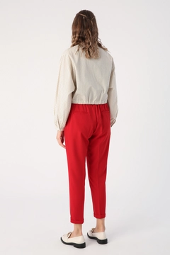 Ένα μοντέλο χονδρικής πώλησης ρούχων φοράει 45275 - Trousers - Red, τούρκικο Παντελόνι χονδρικής πώλησης από Allday