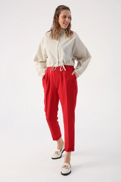 Ένα μοντέλο χονδρικής πώλησης ρούχων φοράει 45275 - Trousers - Red, τούρκικο Παντελόνι χονδρικής πώλησης από Allday