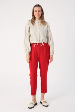 Una modella di abbigliamento all'ingrosso indossa 45275 - Trousers - Red, vendita all'ingrosso turca di Pantaloni di Allday
