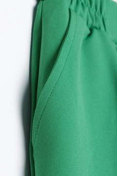 Ένα μοντέλο χονδρικής πώλησης ρούχων φοράει 45277 - Trousers - Green, τούρκικο Παντελόνι χονδρικής πώλησης από Allday