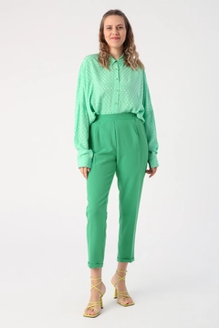 Una modella di abbigliamento all'ingrosso indossa 45277 - Trousers - Green, vendita all'ingrosso turca di Pantaloni di Allday