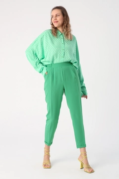 Una modella di abbigliamento all'ingrosso indossa 45277 - Trousers - Green, vendita all'ingrosso turca di Pantaloni di Allday