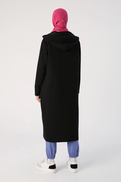 Bir model, Allday toptan giyim markasının 45286 - Hooded Cardigan - Black toptan Hoodie ürününü sergiliyor.