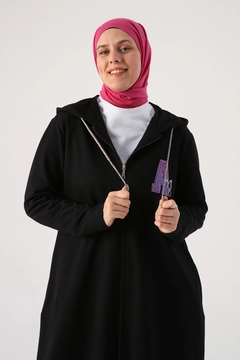 Bir model, Allday toptan giyim markasının 45286 - Hooded Cardigan - Black toptan Hoodie ürününü sergiliyor.