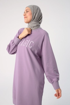 Bir model, Allday toptan giyim markasının 45287 - Sweat Tunic - Lilac toptan Tunik ürününü sergiliyor.