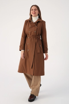 Una modella di abbigliamento all'ingrosso indossa 45299 - Trench Coat - Brown, vendita all'ingrosso turca di Impermeabile di Allday