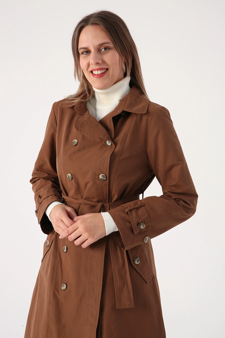 Una modella di abbigliamento all'ingrosso indossa 45299 - Trench Coat - Brown, vendita all'ingrosso turca di Impermeabile di Allday