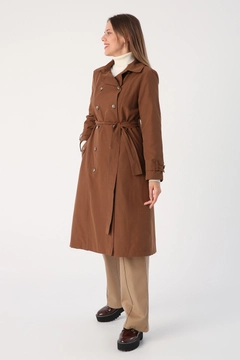 Bir model, Allday toptan giyim markasının 45299 - Trench Coat - Brown toptan Trençkot ürününü sergiliyor.