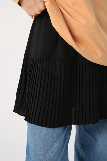 Ein Bekleidungsmodell aus dem Großhandel trägt  Kurzer Hemdrock Mit Falten - Schwarz
, türkischer Großhandel Rock von Allday