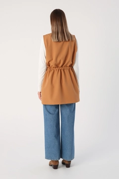 Ένα μοντέλο χονδρικής πώλησης ρούχων φοράει 47040 - Vest - Earth Color, τούρκικο Αμάνικο μπλουζάκι χονδρικής πώλησης από Allday