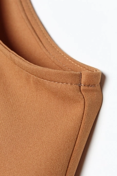 Bir model, Allday toptan giyim markasının 47040 - Vest - Earth Color toptan Yelek ürününü sergiliyor.
