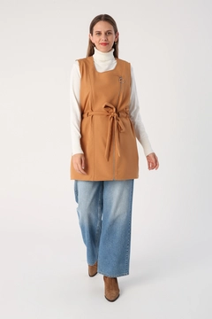 Una modella di abbigliamento all'ingrosso indossa 47040 - Vest - Earth Color, vendita all'ingrosso turca di Veste di Allday