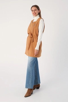 Bir model, Allday toptan giyim markasının 47040 - Vest - Earth Color toptan Yelek ürününü sergiliyor.