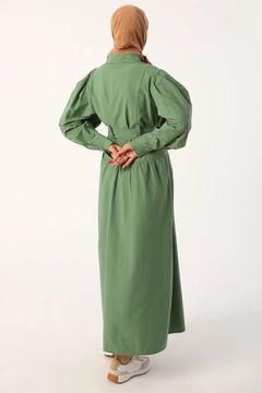 Ein Bekleidungsmodell aus dem Großhandel trägt 47060 - Dress - Green, türkischer Großhandel Kleid von Allday