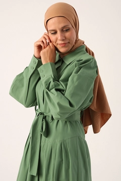Una modella di abbigliamento all'ingrosso indossa 47060 - Dress - Green, vendita all'ingrosso turca di Vestito di Allday