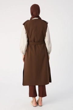 Una modella di abbigliamento all'ingrosso indossa 47079 - Vest - Bitter Brown, vendita all'ingrosso turca di Veste di Allday