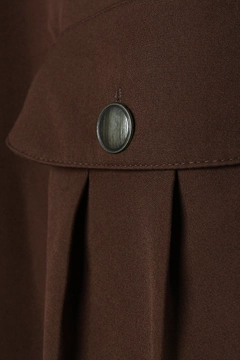 Bir model, Allday toptan giyim markasının 47079 - Vest - Bitter Brown toptan Yelek ürününü sergiliyor.