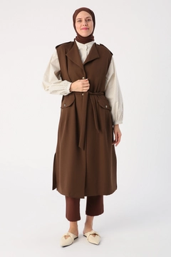 Модел на дрехи на едро носи 47079 - Vest - Bitter Brown, турски едро Жилетка на Allday