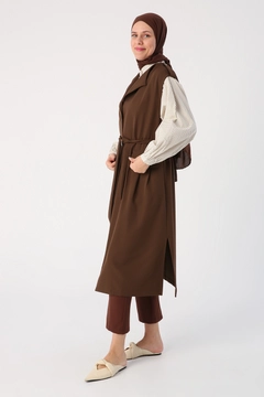 Una modelo de ropa al por mayor lleva 47079 - Vest - Bitter Brown, Chaleco turco al por mayor de Allday