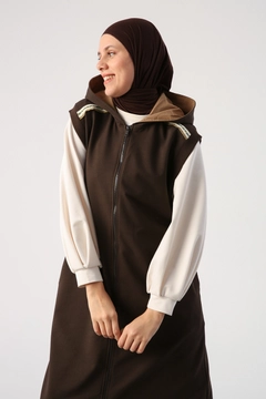Ένα μοντέλο χονδρικής πώλησης ρούχων φοράει 47024 - Vest - Bitter Brown, τούρκικο Αμάνικο μπλουζάκι χονδρικής πώλησης από Allday