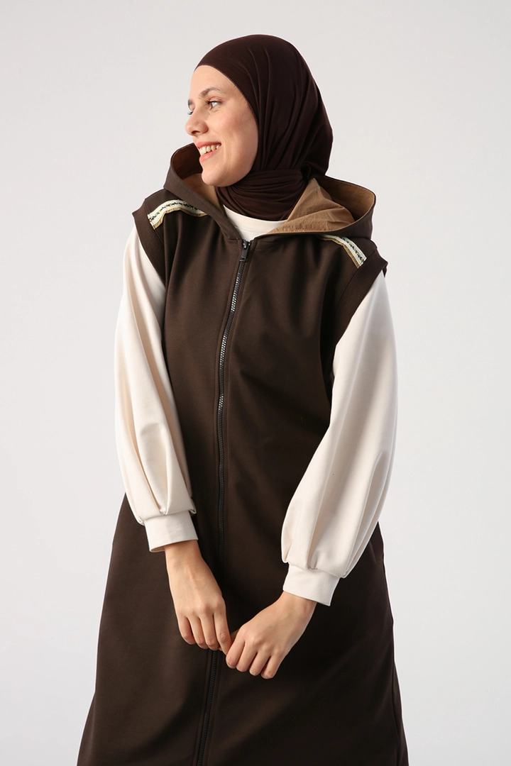 Una modella di abbigliamento all'ingrosso indossa 47024 - Vest - Bitter Brown, vendita all'ingrosso turca di Veste di Allday