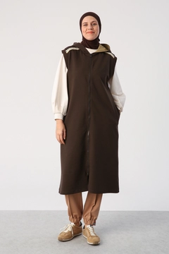 Ένα μοντέλο χονδρικής πώλησης ρούχων φοράει 47024 - Vest - Bitter Brown, τούρκικο Αμάνικο μπλουζάκι χονδρικής πώλησης από Allday