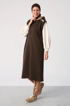 Bir model, Allday toptan giyim markasının 47024 - Vest - Bitter Brown toptan Yelek ürününü sergiliyor.