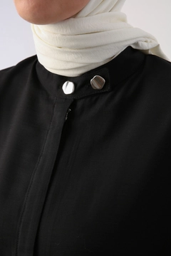 Bir model, Allday toptan giyim markasının 47035 - Abaya - Black toptan Ferace ürününü sergiliyor.