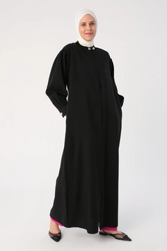Bir model, Allday toptan giyim markasının 47035 - Abaya - Black toptan Ferace ürününü sergiliyor.
