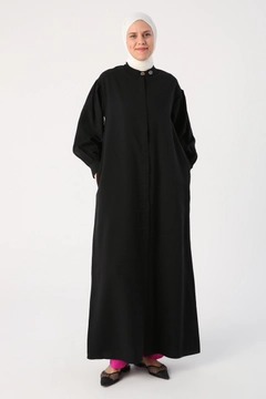 Una modella di abbigliamento all'ingrosso indossa 47035 - Abaya - Black, vendita all'ingrosso turca di Abaya di Allday