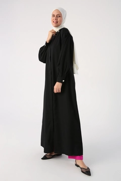 Una modelo de ropa al por mayor lleva 47035 - Abaya - Black, Abaya turco al por mayor de Allday