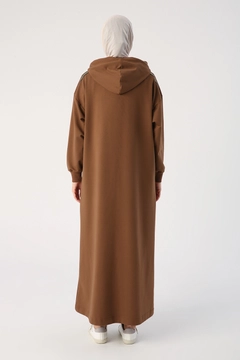 Una modella di abbigliamento all'ingrosso indossa 47108 - Abaya - Light Brown, vendita all'ingrosso turca di Abaya di Allday