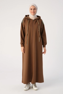 Bir model, Allday toptan giyim markasının 47108 - Abaya - Light Brown toptan Ferace ürününü sergiliyor.