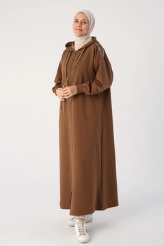 Bir model, Allday toptan giyim markasının 47108 - Abaya - Light Brown toptan Ferace ürününü sergiliyor.
