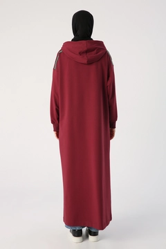 Ένα μοντέλο χονδρικής πώλησης ρούχων φοράει 47110 - Abaya - Dark Claret Red, τούρκικο Αμπάγια χονδρικής πώλησης από Allday