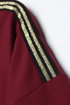 Bir model, Allday toptan giyim markasının 47110 - Abaya - Dark Claret Red toptan Ferace ürününü sergiliyor.