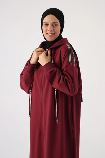 Een kledingmodel uit de groothandel draagt  Abaya - Donker bordeauxrood
, Turkse groothandel Abaya van Allday