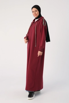 Una modelo de ropa al por mayor lleva 47110 - Abaya - Dark Claret Red, Abaya turco al por mayor de Allday