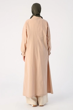Una modella di abbigliamento all'ingrosso indossa 47647 - Abaya - Beige, vendita all'ingrosso turca di Abaya di Allday