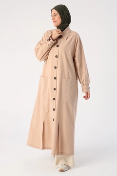 Bir model, Allday toptan giyim markasının 47647 - Abaya - Beige toptan Ferace ürününü sergiliyor.
