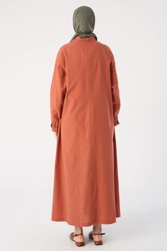 Ένα μοντέλο χονδρικής πώλησης ρούχων φοράει 47650 - Abaya - Cinnamon, τούρκικο Αμπάγια χονδρικής πώλησης από Allday