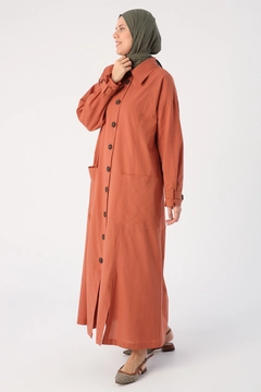 Bir model, Allday toptan giyim markasının 47650 - Abaya - Cinnamon toptan Ferace ürününü sergiliyor.