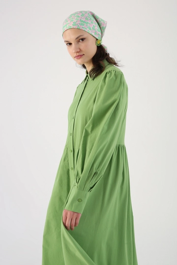 Ένα μοντέλο χονδρικής πώλησης ρούχων φοράει  Πουκάμισο Φόρεμα - Ανοιχτό Πράσινο
, τούρκικο Φόρεμα χονδρικής πώλησης από Allday