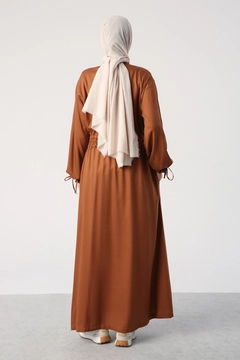 Een kledingmodel uit de groothandel draagt 47771 - Abaya - Light Brown, Turkse groothandel Abaya van Allday