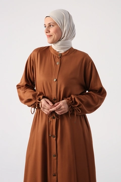Bir model, Allday toptan giyim markasının 47771 - Abaya - Light Brown toptan Ferace ürününü sergiliyor.