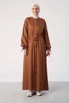 Een kledingmodel uit de groothandel draagt 47771 - Abaya - Light Brown, Turkse groothandel Abaya van Allday
