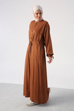Una modella di abbigliamento all'ingrosso indossa 47771 - Abaya - Light Brown, vendita all'ingrosso turca di Abaya di Allday