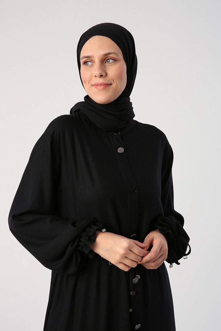 Bir model, Allday toptan giyim markasının 47773 - Abaya - Black toptan Ferace ürününü sergiliyor.