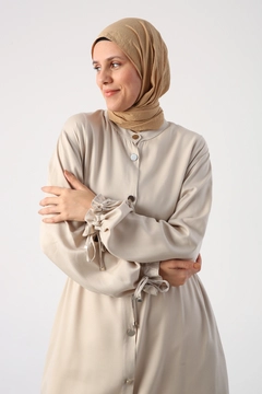 Een kledingmodel uit de groothandel draagt 47774 - Abaya - Stone Color, Turkse groothandel Abaya van Allday