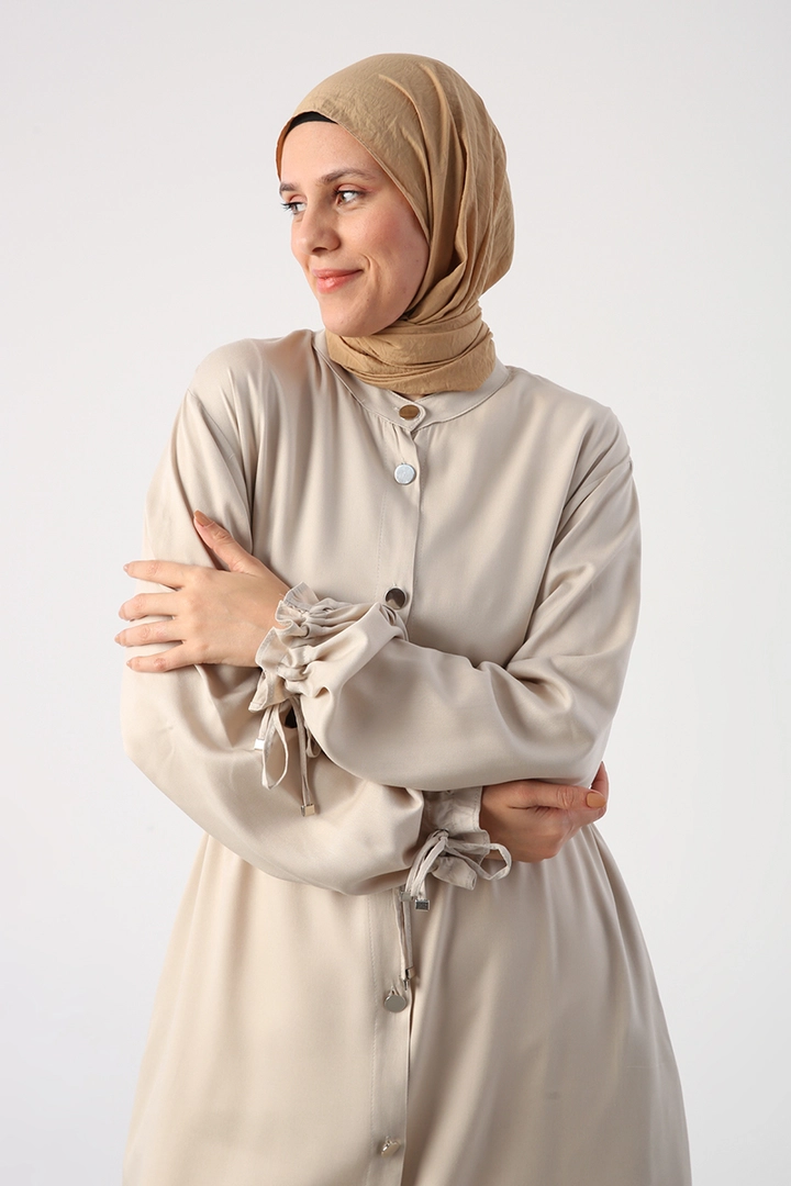Bir model, Allday toptan giyim markasının 47774 - Abaya - Stone Color toptan Ferace ürününü sergiliyor.